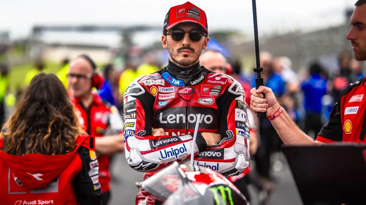 Pecco Bagnaia in sella alla Ducati Desmosedici sulla griglia di partenza MotoGP a Phillip Island