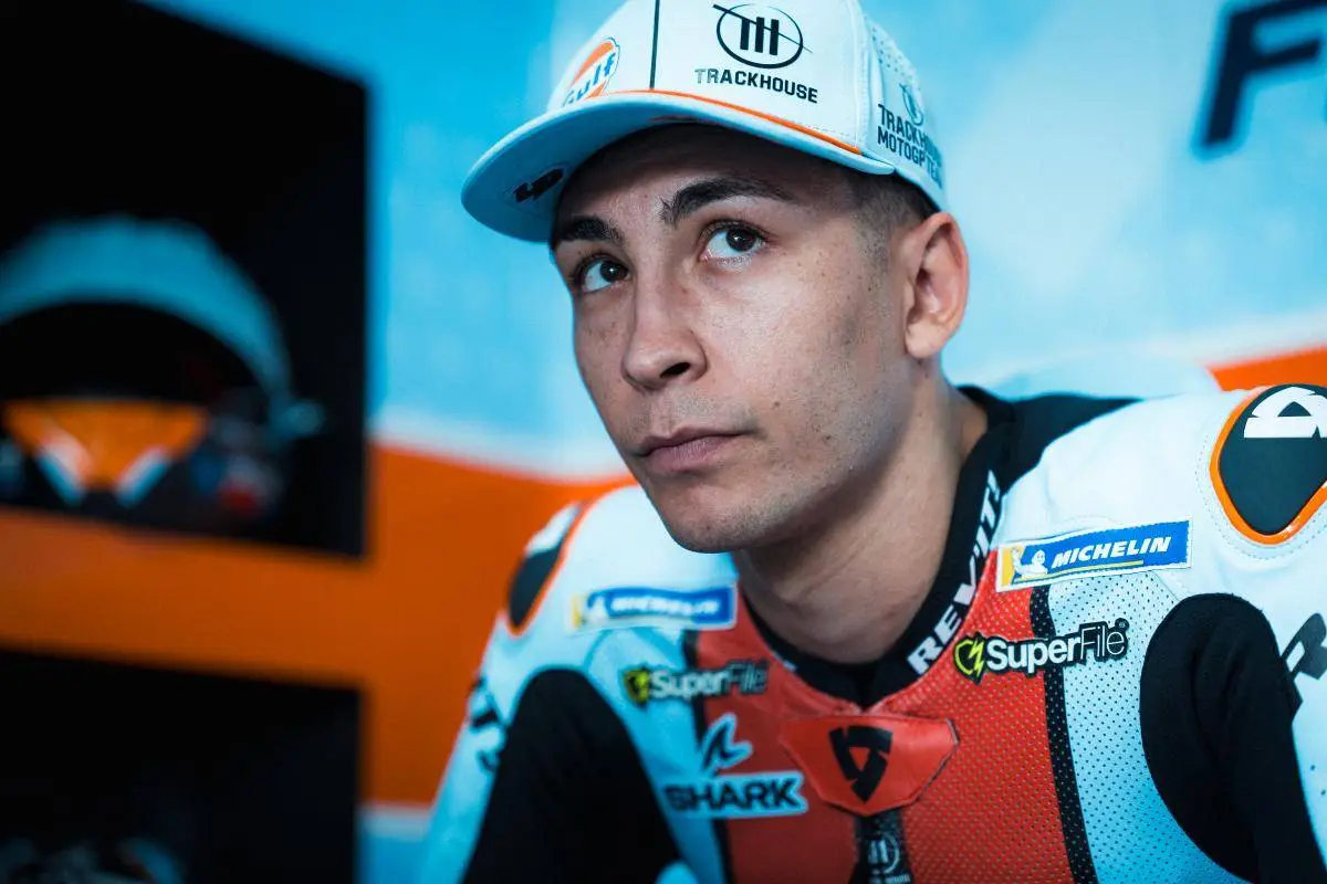 Raul Fernandez pilota Trackhouse MotoGP nel box in Indonesia