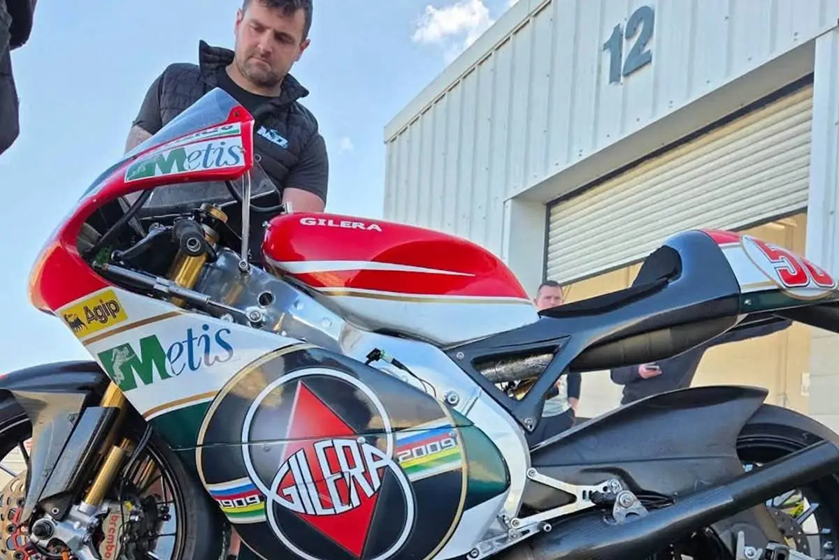 TT: Michael Dunlop al lavoro sull'Aprilia 250 coi colori di Marco Simoncelli