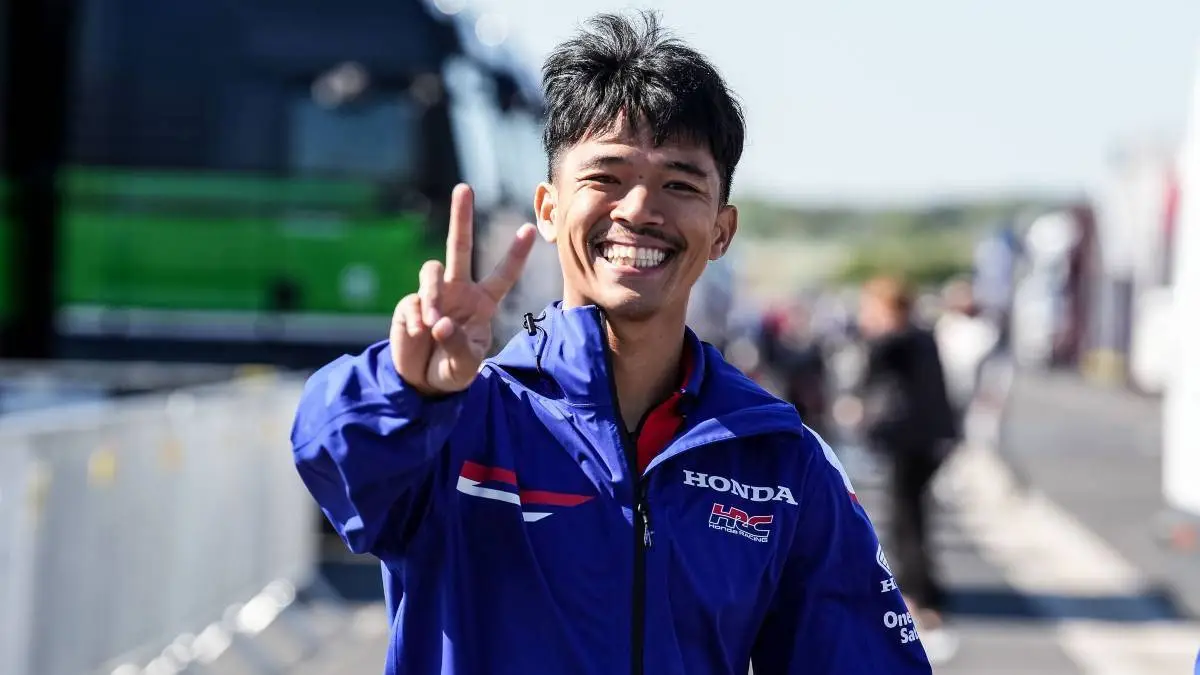 Somkiat Chantra pilota Honda HRC WorldSBK nel paddock