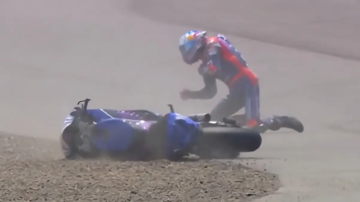 toprak-crash-motogp-fp2-indonesia