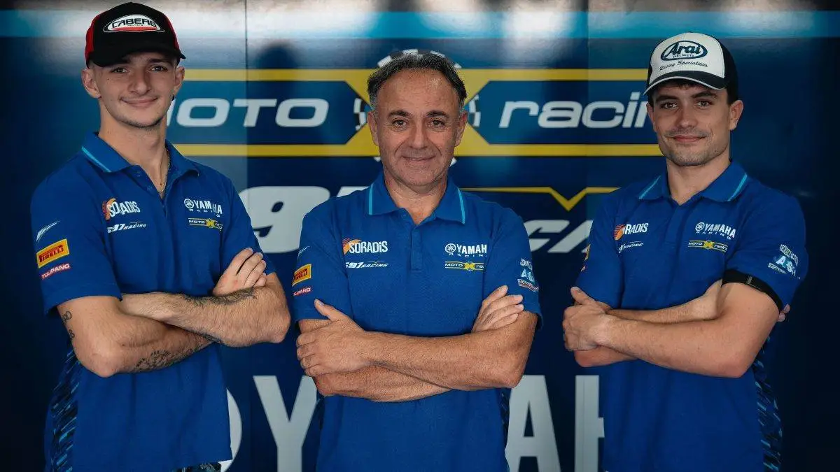 Sandro Carusi in mezzo a Mattia Rato e Twan Smits, piloti del team Yamaha Motoxracing WorldSBK