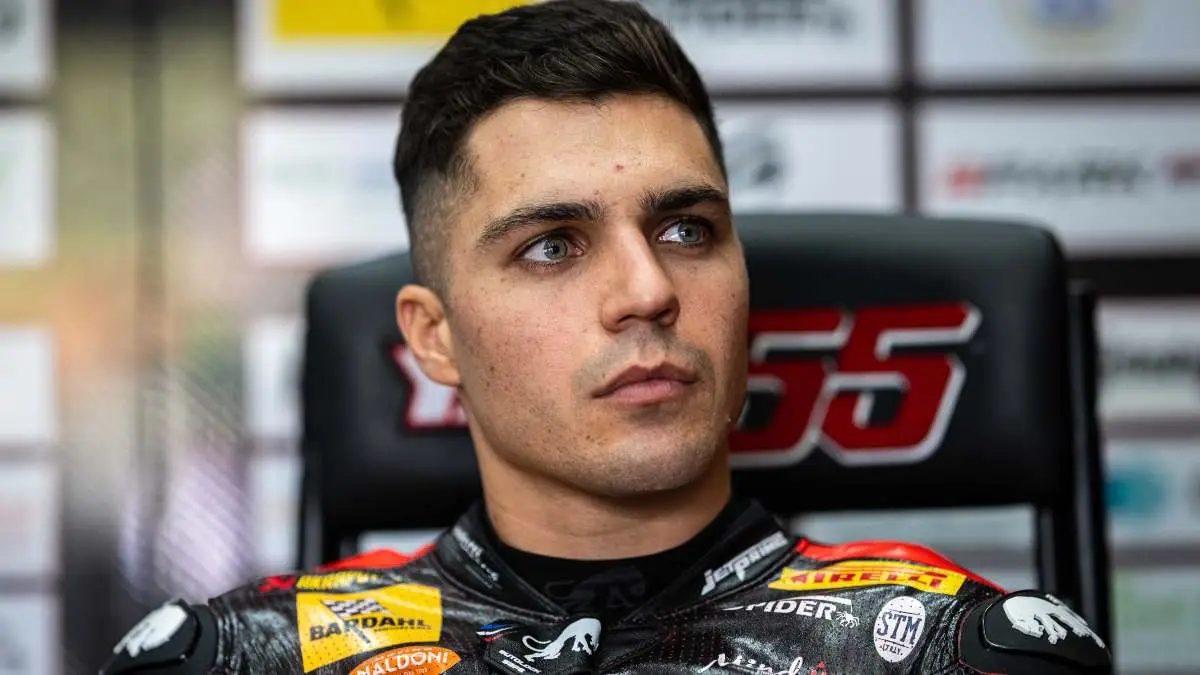 Foto in primo piano di Yari Montella pilota del team Barni Superbike