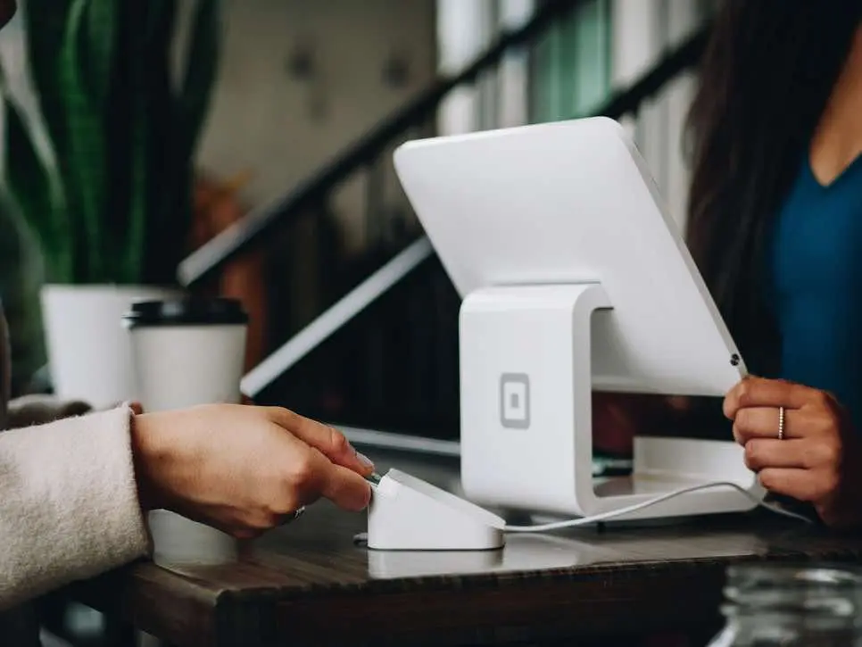 att werkt samen met bitpay en accepteert cryptocurrency