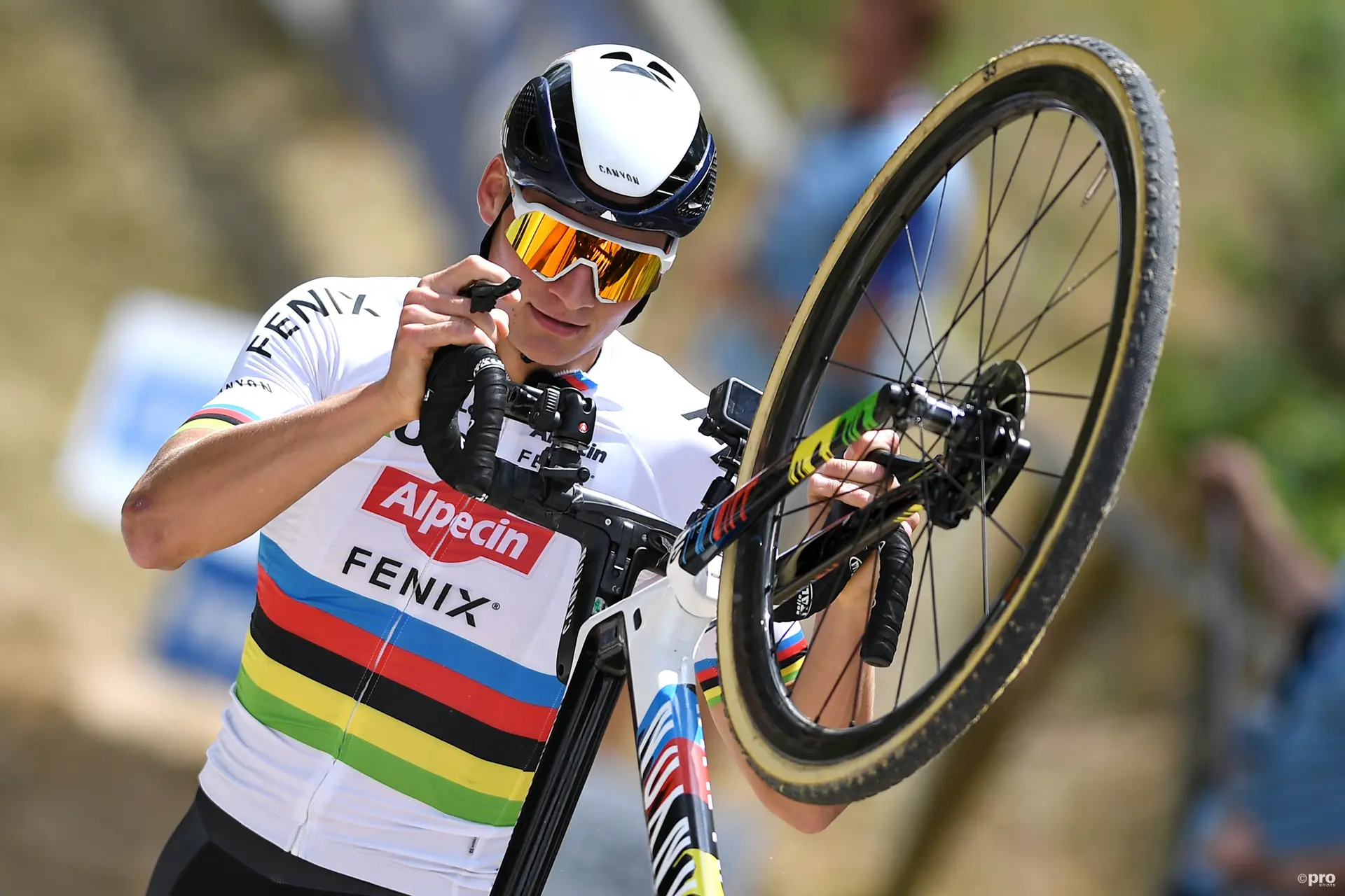 Van der Poel rides Gravel and Vermeersch debuts rainbow jersey - "It's great to end the Italian trip like this"