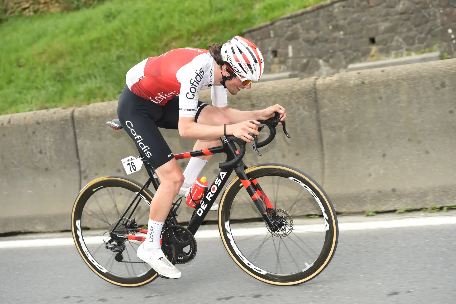 Cofidis director complains of attacks on cyclists: "They've put tacks in and almost all our riders have punctures"