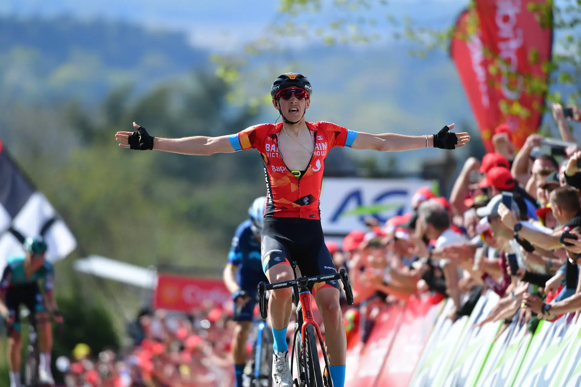 Dylan Teuns takes shocking win at Flèche Wallone