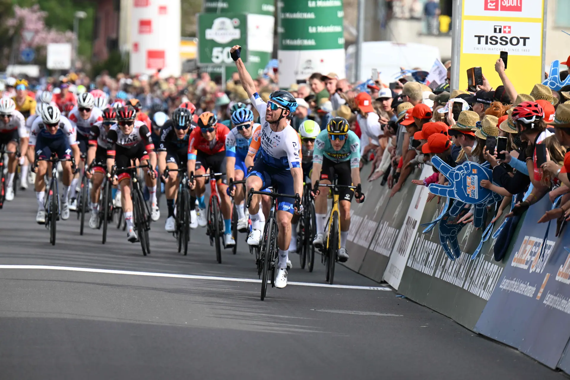 Tour de Romandie: Patrick Bevin wins bunch sprint finale on stage three