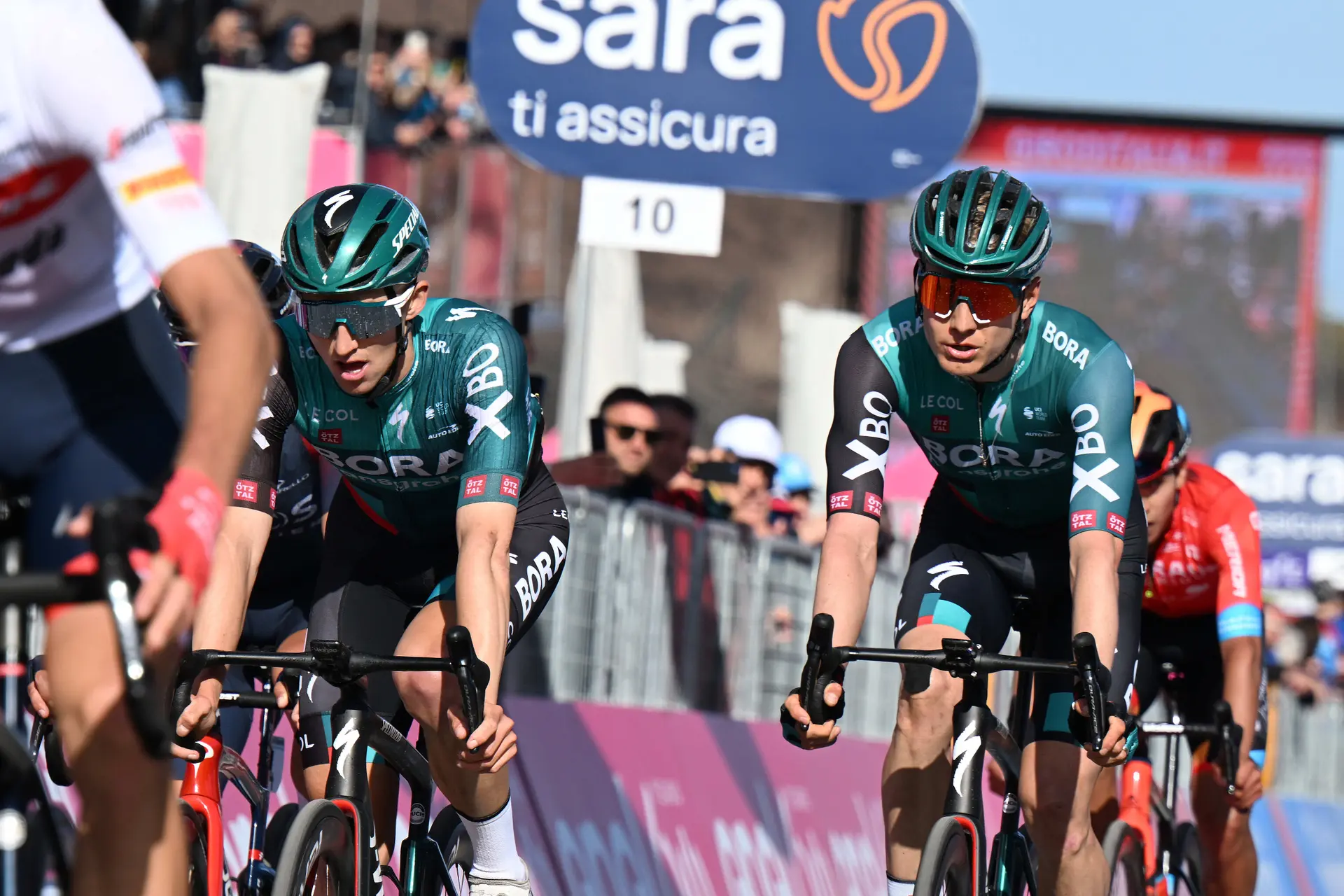 Hindley thankful of "committed and great teammates" crucial to Giro success