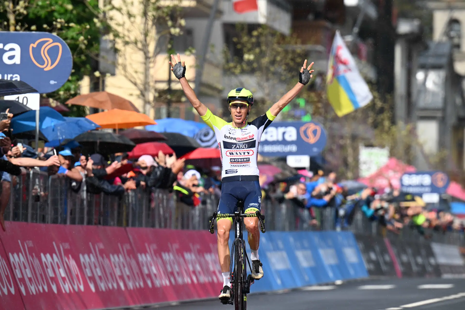 Giro d'Italia: Jan Hirt wins brutal stage 16 as Carapaz holds race lead