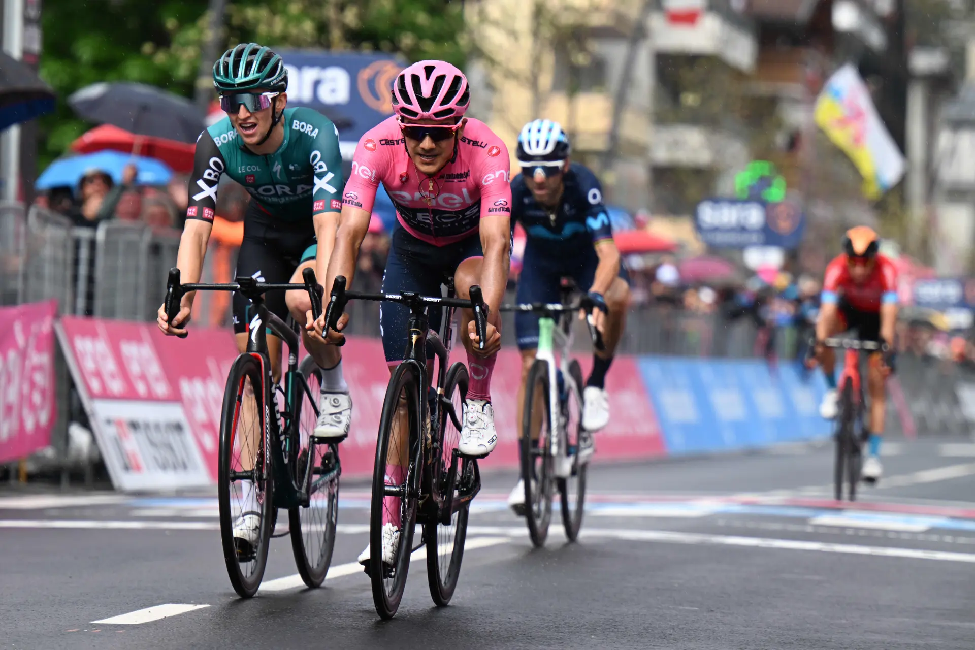 Richard Carapaz resists offensive to stay on top of Giro rankings: "The overall is going to be decided in minimal details"