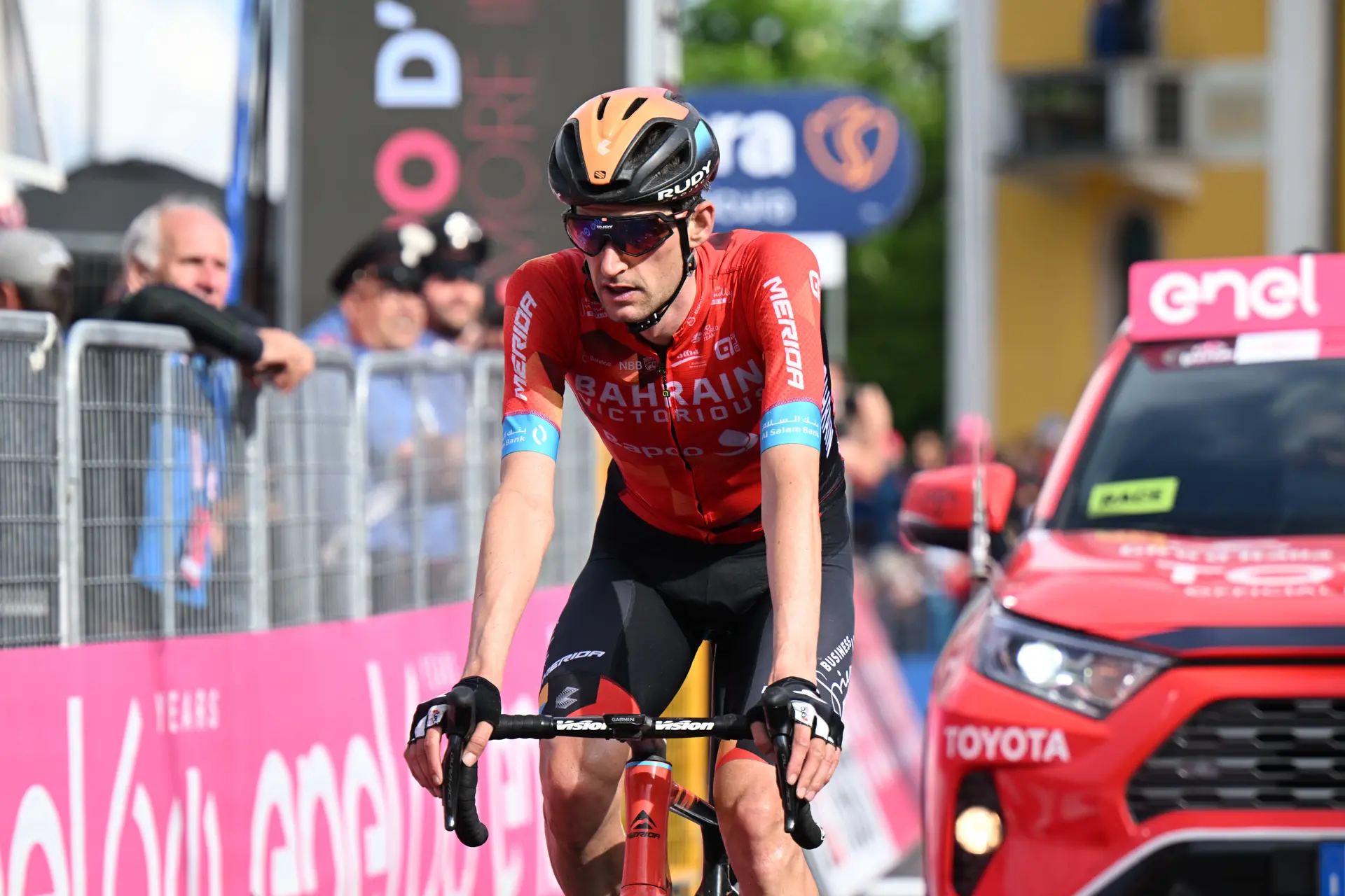 "I stand here with mixed feelings" - Wout Poels starts Tour de France with goal of commemorating Gino Mäder