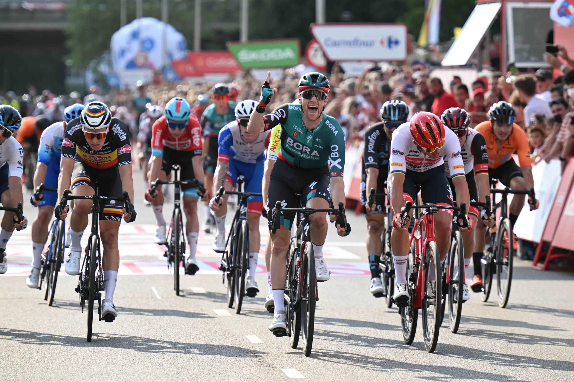Vuelta a Espana: Sam Bennett takes crucial stage win on opening bunch sprint