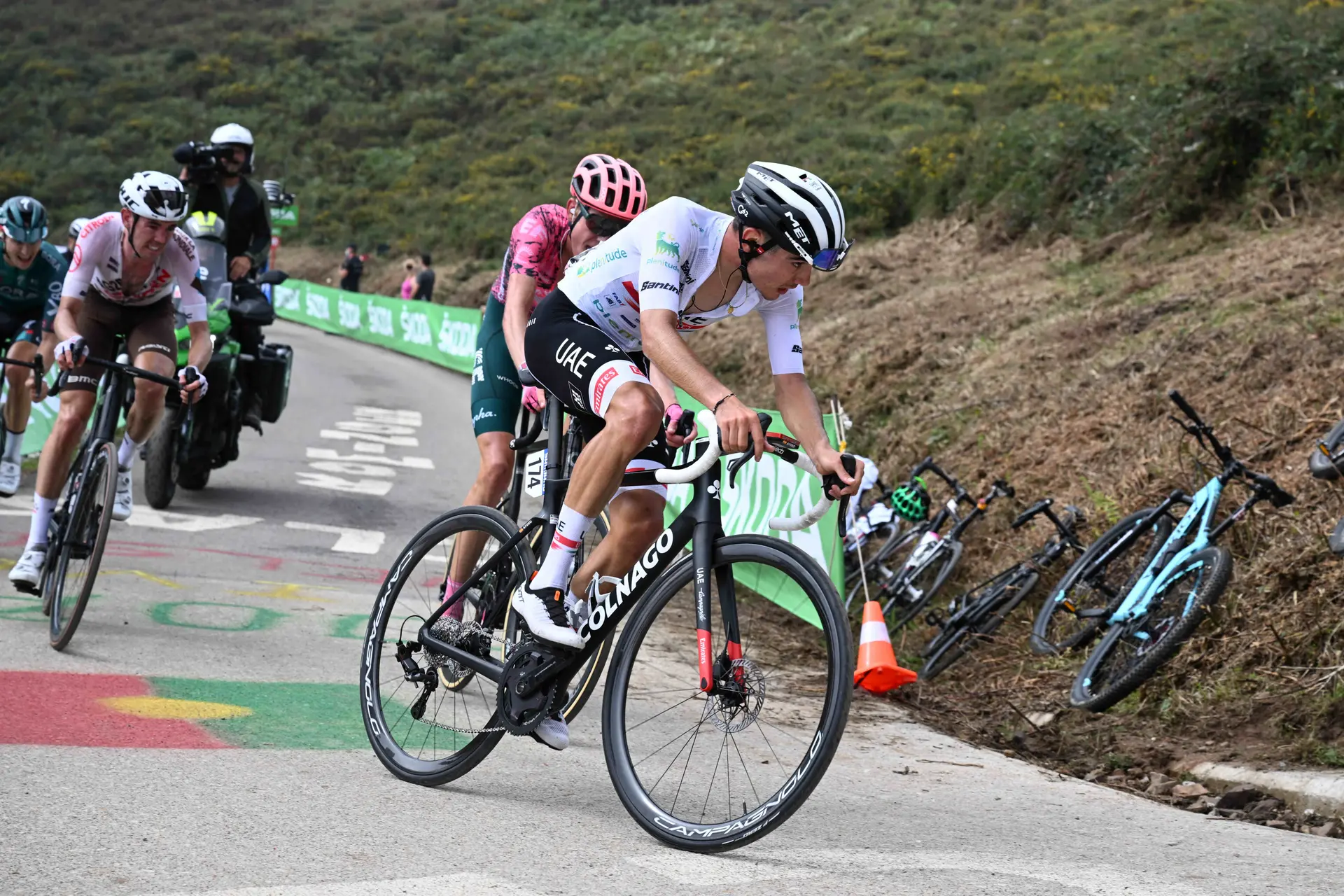 Wave of criticism arises from Vuelta peloton after Ayuso's permanence despite Covid positive - "Let the circus continue"