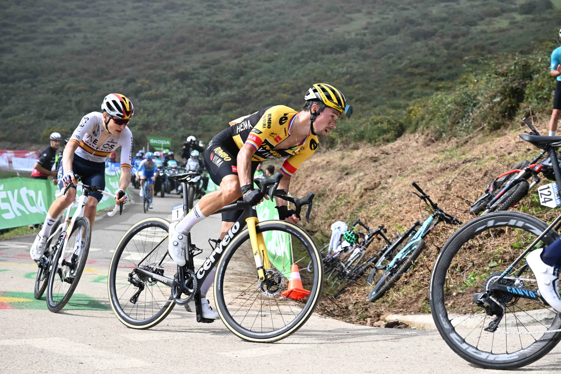 Roglic: "Evenepoel slipped away, right in front of me. I've had that too" as Peñas Blancas reveal consistent Evenepoel