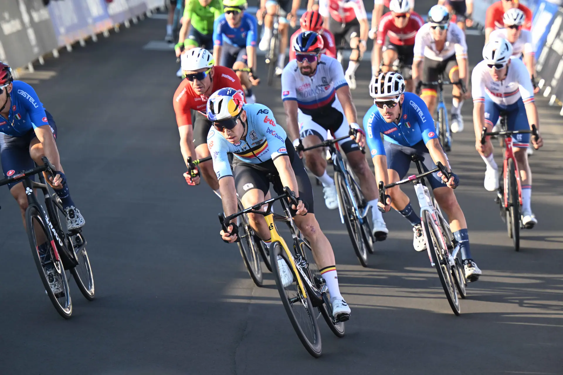 Van Aert criticizes lack of radios in chaotic World Championships: "I was shocked when Laporte told me he had taken silver"