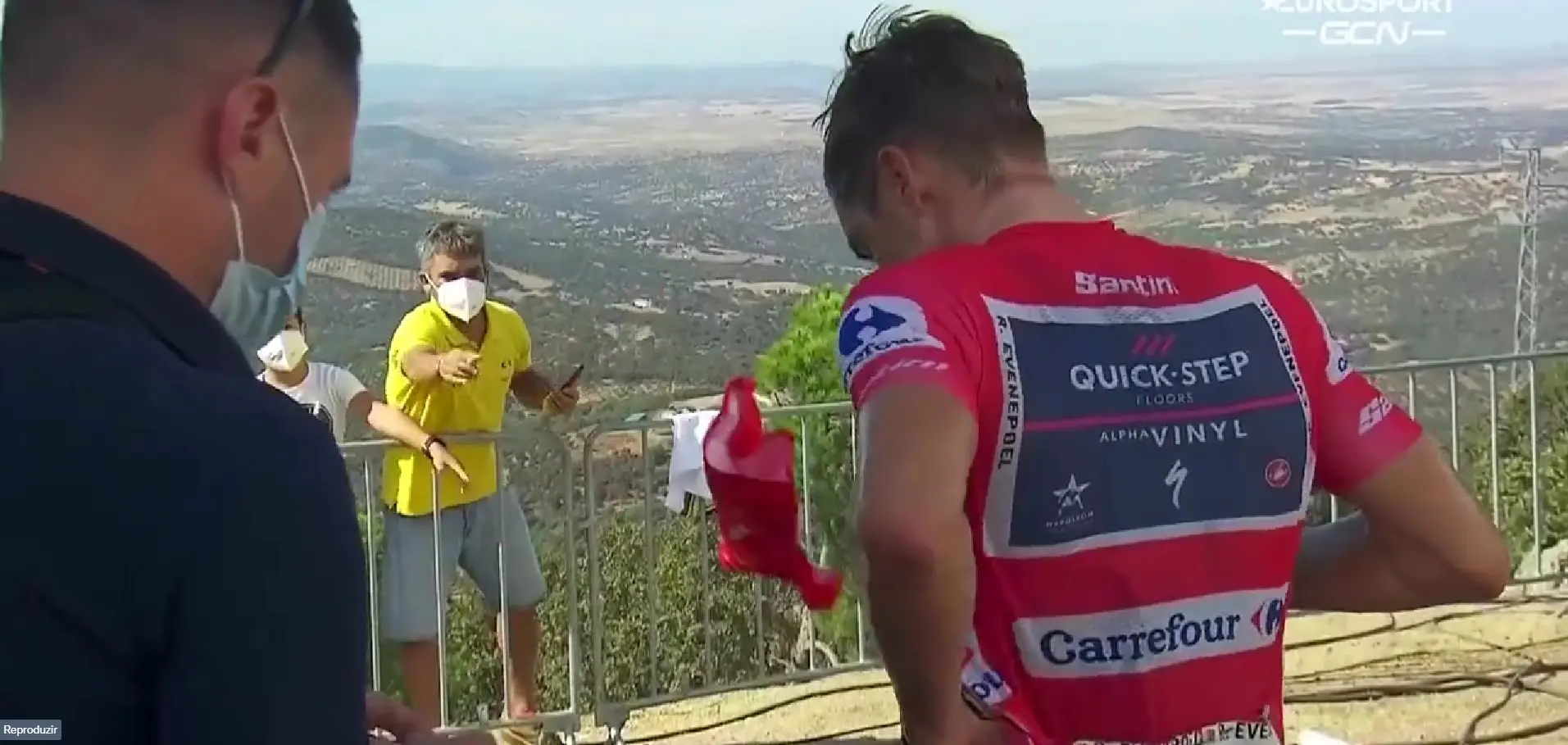 Video: Fan throws red jersey for Remco Evenepoel to sign, gets refused