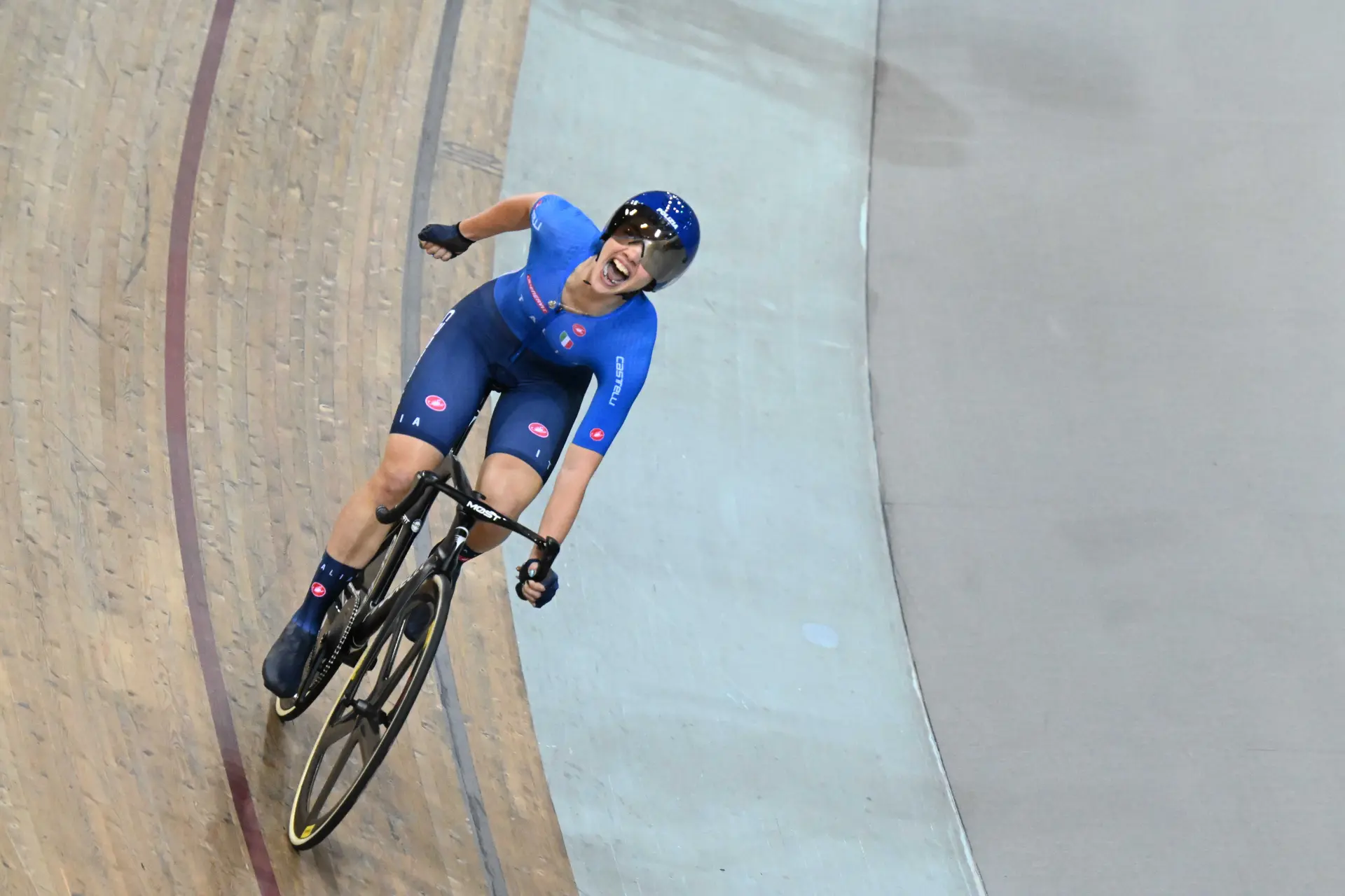 Martina Fidanza defends Scratch Race title at Track World Championships