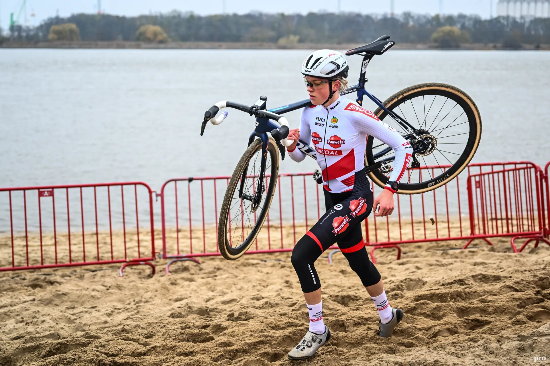 'No serious injuries' for Fem van Empel confirmed, Eli Iserbyt flies to Spain alongside rest of Pauwels Sauzen - Bingoal