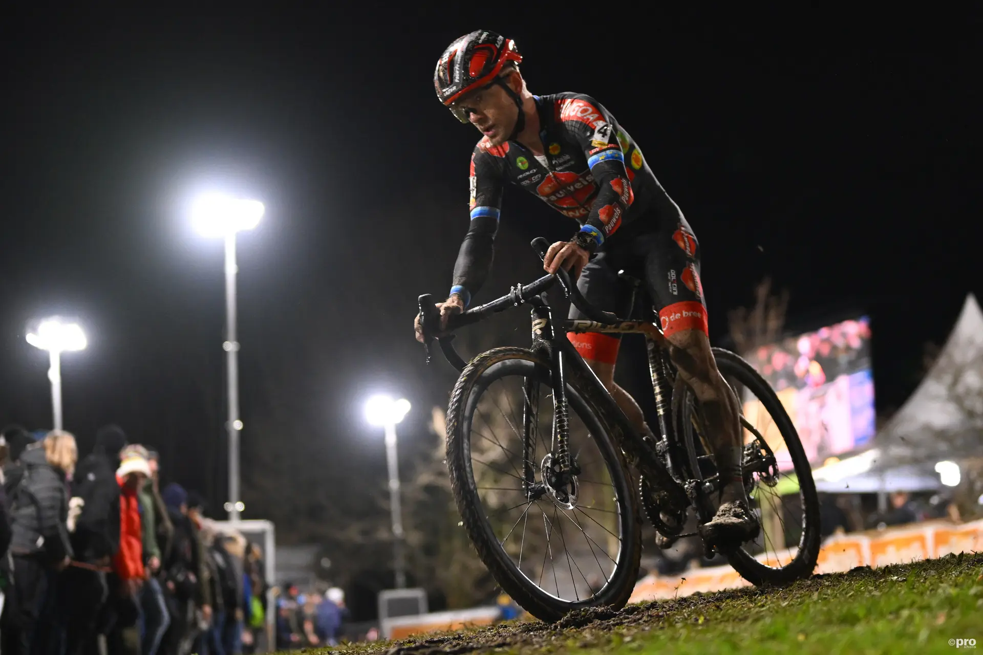 "There is a nine in ten chance that he will fall" - Eli Iserbyt wins Overijse Druivencross, talks on Nys' crash