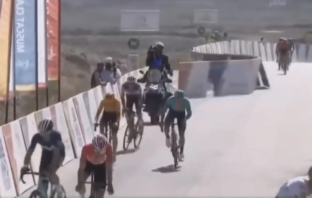 Video: Wind throws finishing barriers violently across road at Tour of Oman finale
