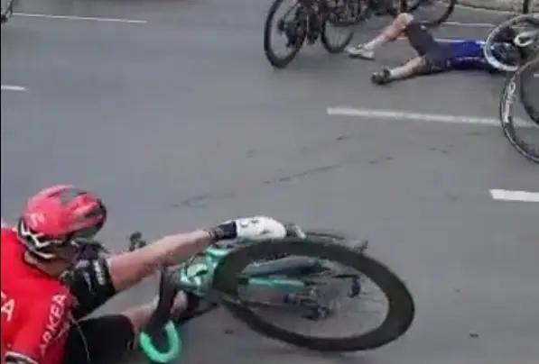 Video: José Joaquín Rojas insults Warren Barguil after crash at Vuelta a Murcia