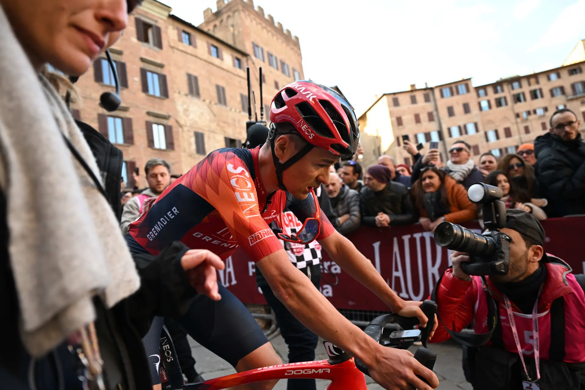 Tom Pidcock pronto para desafiar Tadej Pogacar na Strade Bianche: "É interessante começar uma corrida como o último vencedor, mas não sinto qualquer pressão extra"