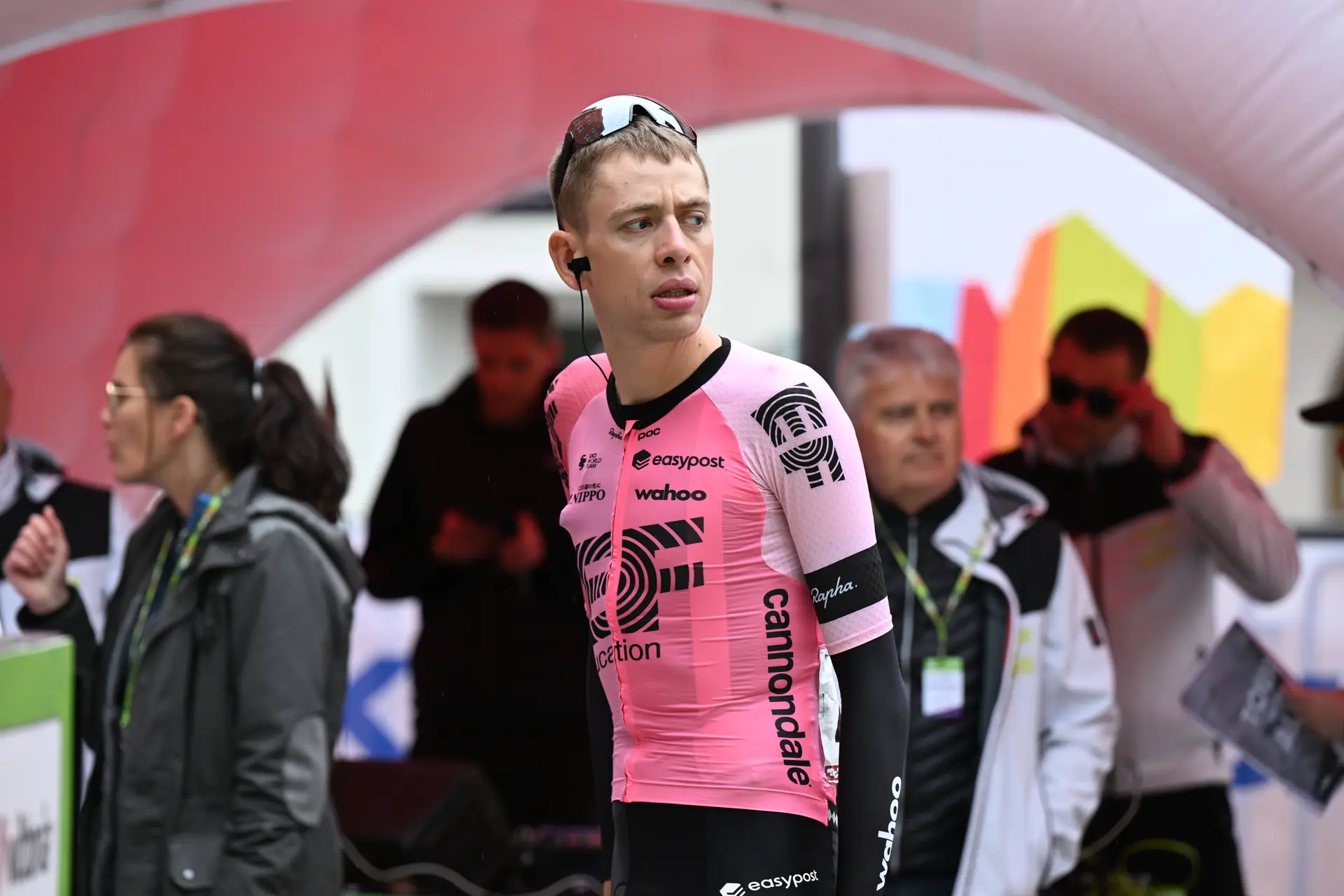 Hugh Carthy praises his Maglia Rosa rivals: "Roglič and Evenepoel are the reference"