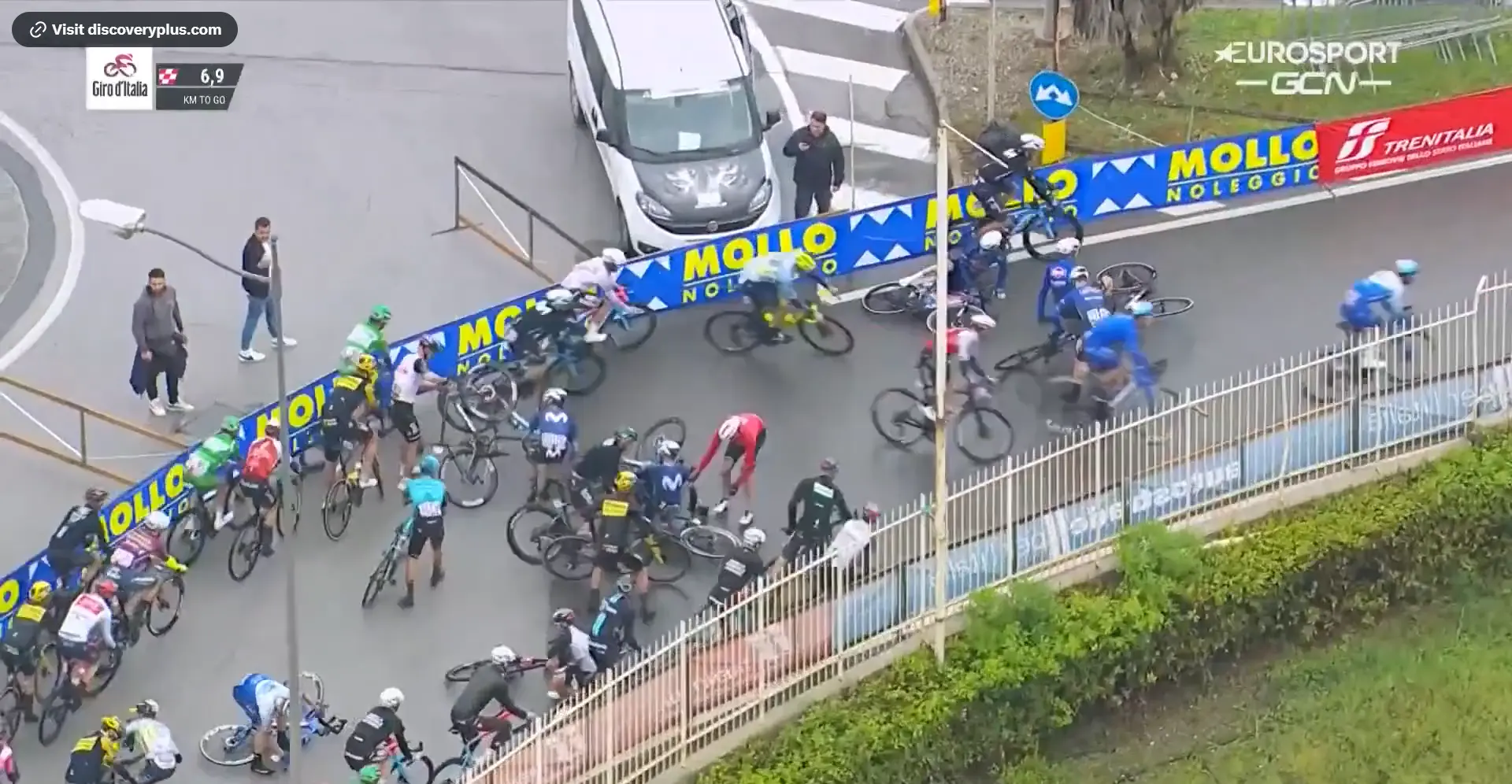 VIDEO: Primoz Roglic and Andreas Leknessund held up by crash at the Giro d'Italia