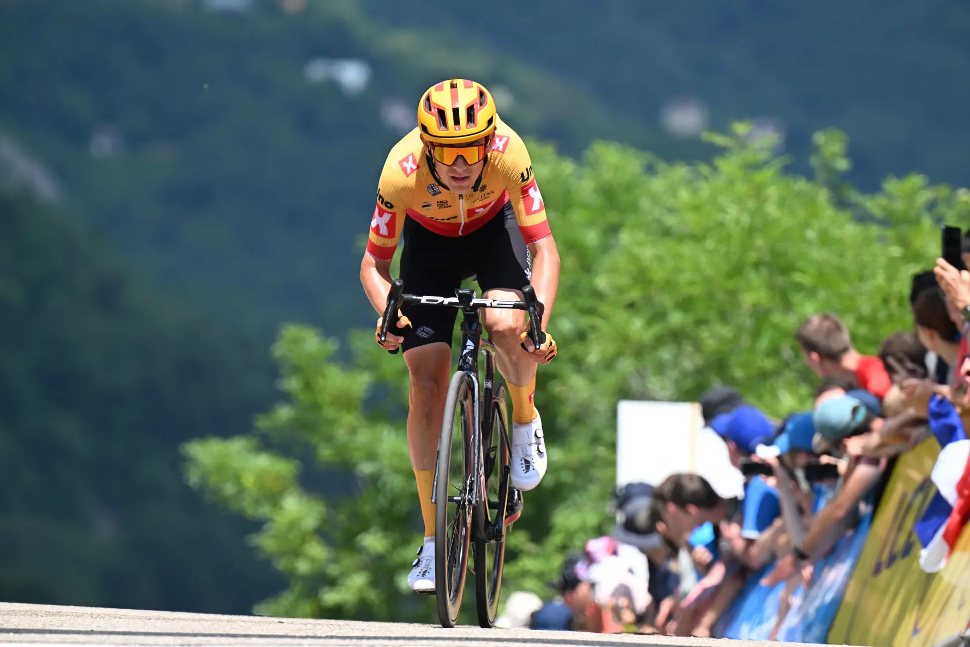 Despite elbow fracture, Torstein Traeen continues Tour de France mission