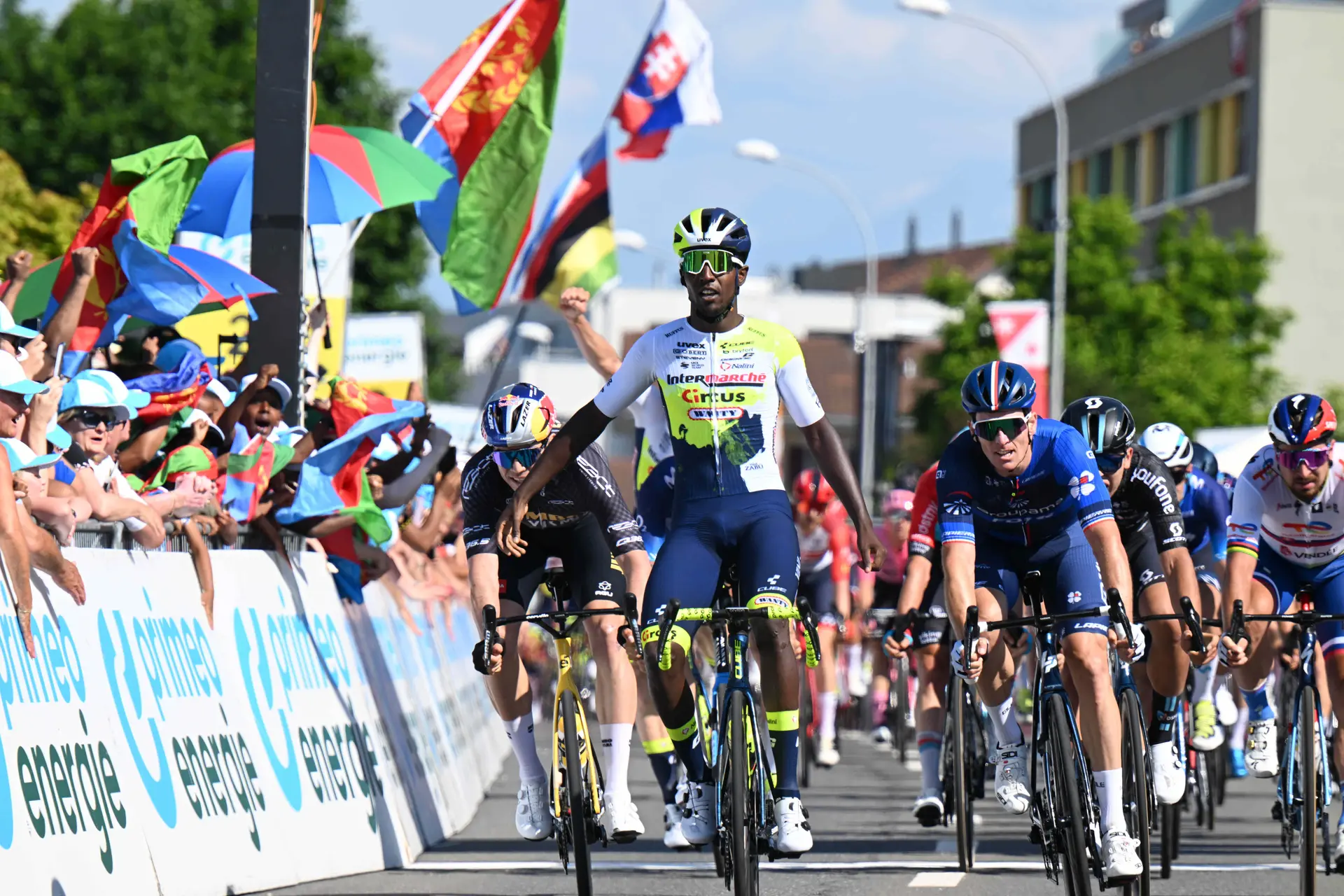 Volta a França: Biniam Girmay volta a fazer história e conquista a terceira etapa, marcada por uma grande queda