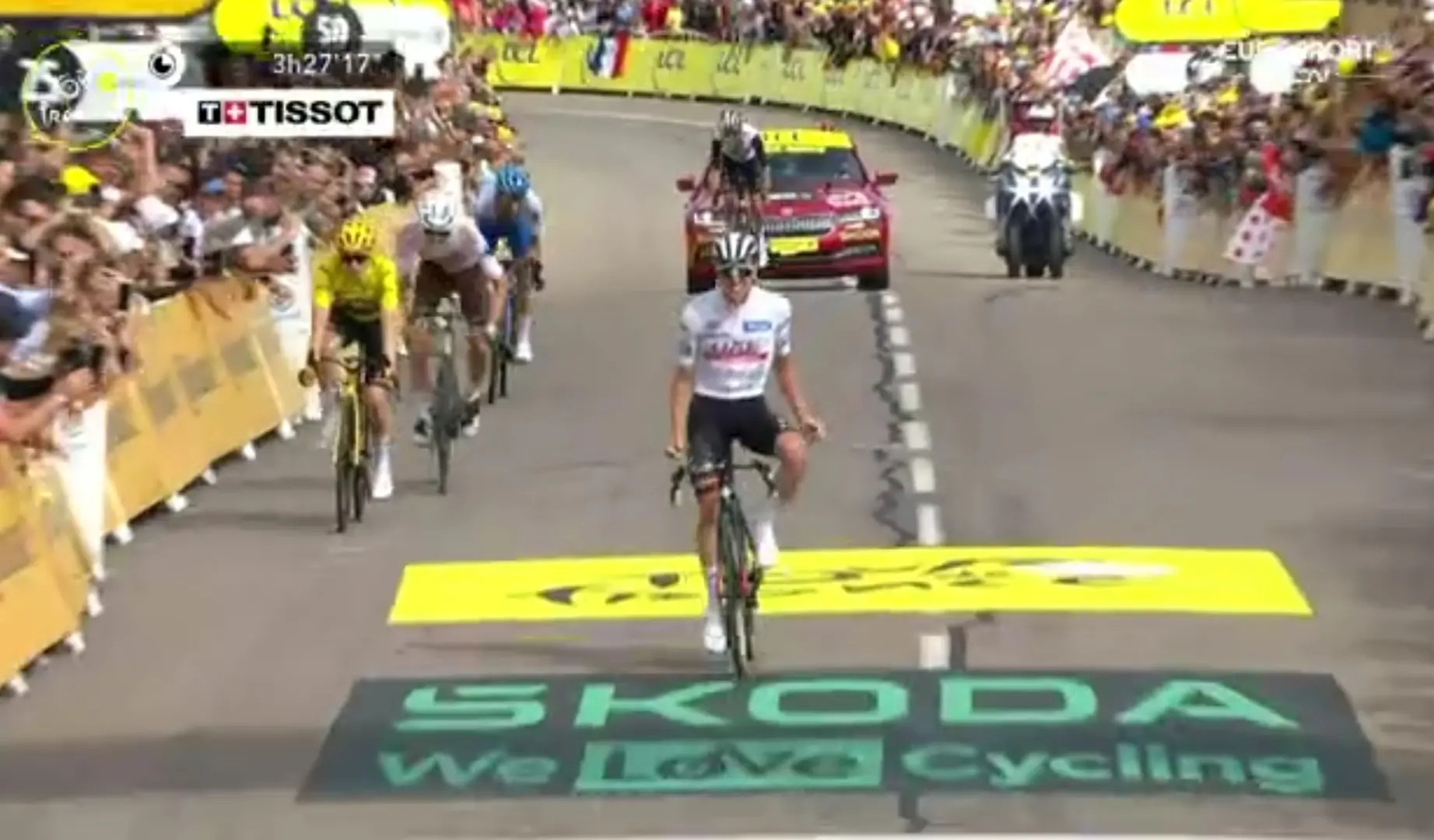 VIDEO: Tadej Pogacar outsprints Jonas Vingegaard at final Tour de France mountain stage