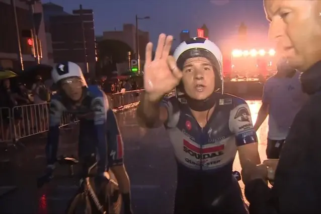 Remco Evenepoel muito critico após o contrarrelógio por equipas da Vuelta : "Estava muito escuro e assustador"