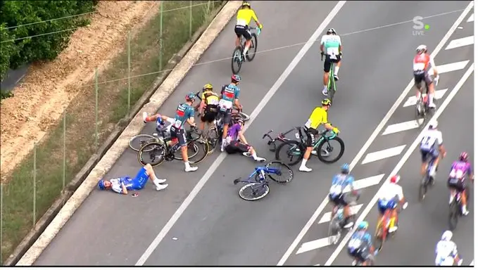 VIDEO: Sepp Kuss among riders to hit the deck in late crash on stage 7 of the Vuelta a Espana