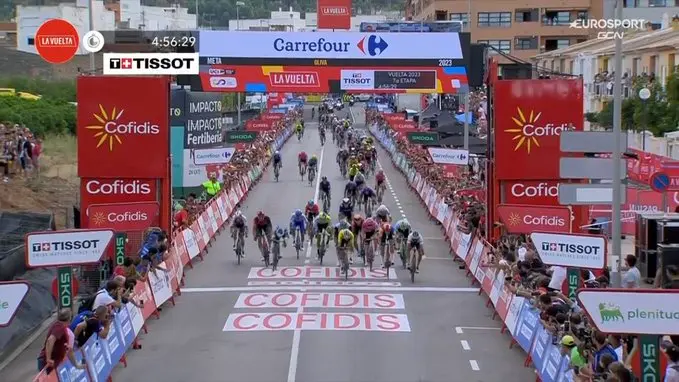 Geoffrey Soupe surpreende com vitória ao sprint no caótico final da etapa 7 da Volta à Espanha