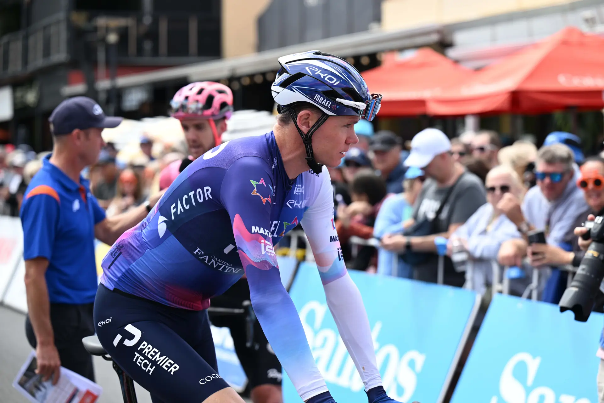 Chris Froome brinca com a guerra das transferências no ciclismo: "É bom ter o Cian Uijtdebroeks connosco hoje no treino de equipa"