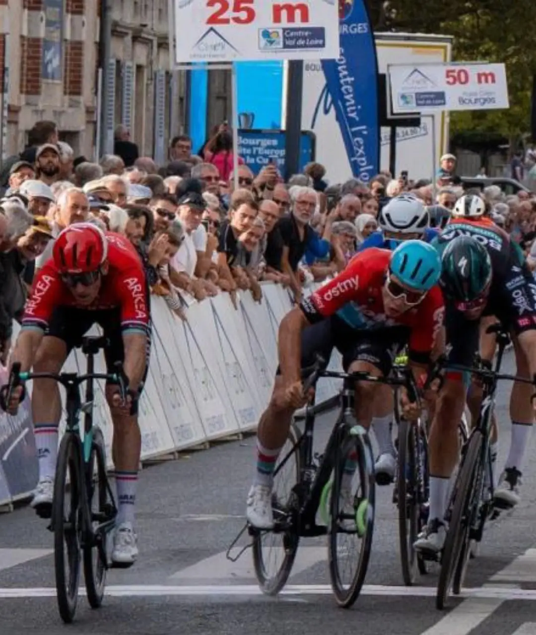 VÍDEO: O sprint de Arnaud de Lie em Paris-Bourges rebenta com o pneu e a corrente