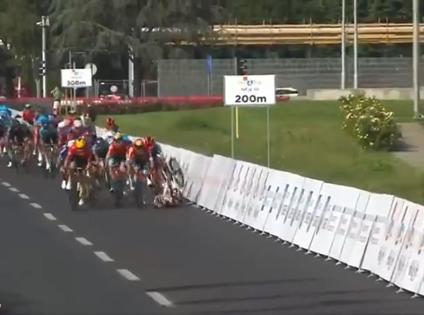 VIDEO: Dramatic final km crash doesn't stop Caja Rural's Orluis Aular taking overall victory at the CRO Race