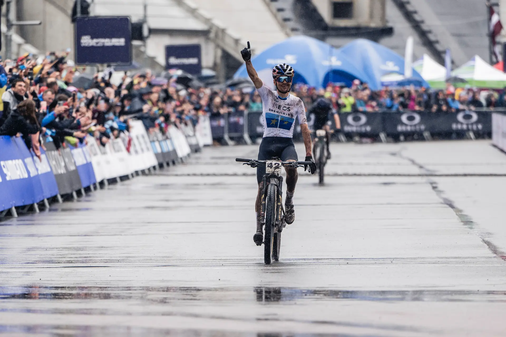 Tom Pidcock conquista a primeira vitória no XCO com a camisola arco-íris - "Foi uma luta e tanto"