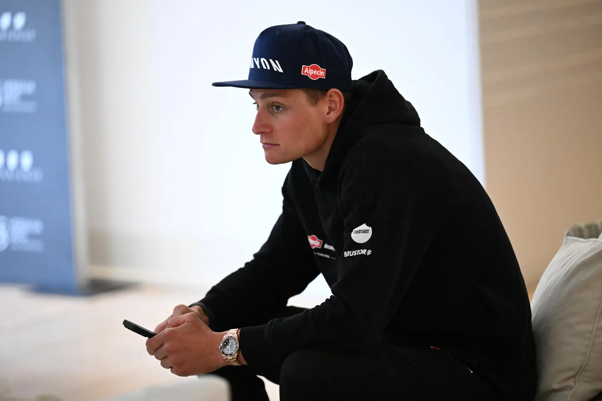FOTOS: Mathieu van der Poel desfruta de algum tempo de descanso a jogar golfe