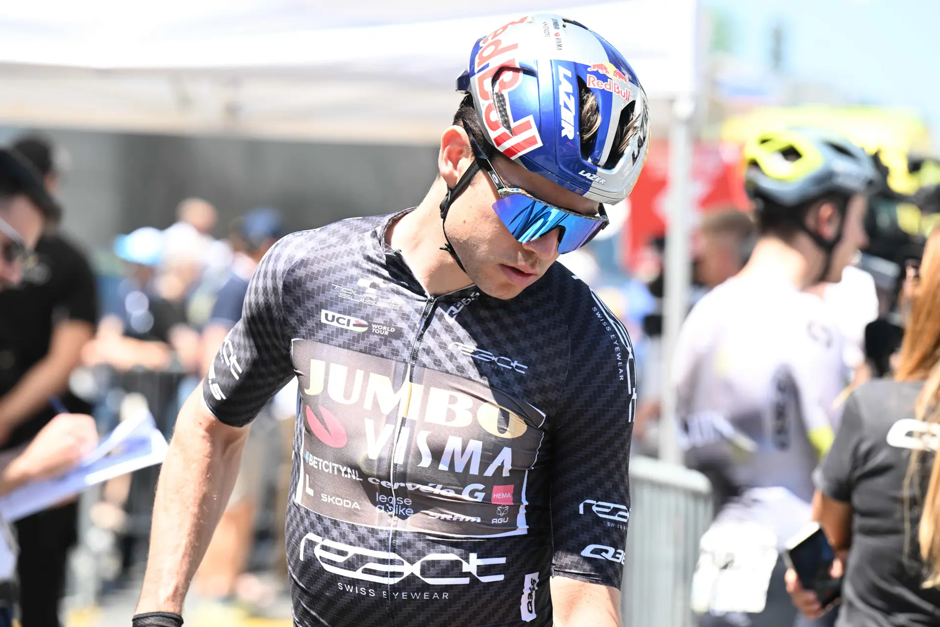 VIDEO: The craziness of the Colombian fanfare for Wout van Aert before the start of Giro de Rigo!