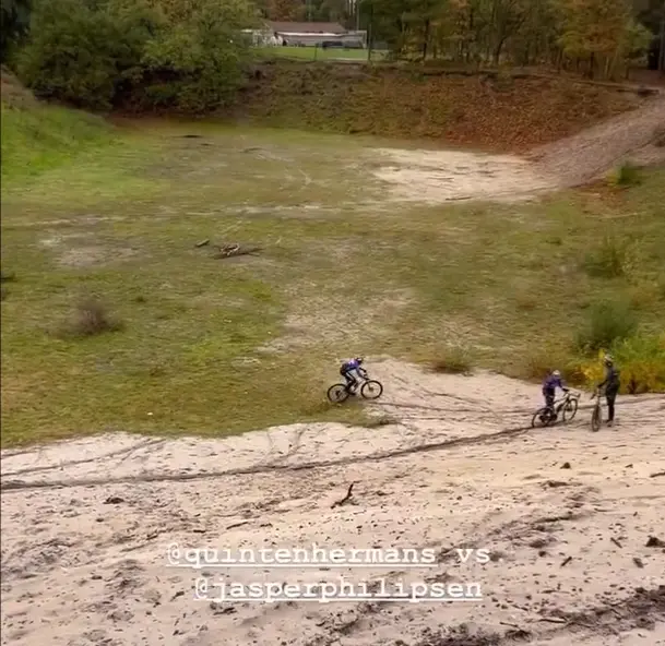 VÍDEO: Jasper Philipsen faz todo-o-terreno ao lado de Quinten Hermans