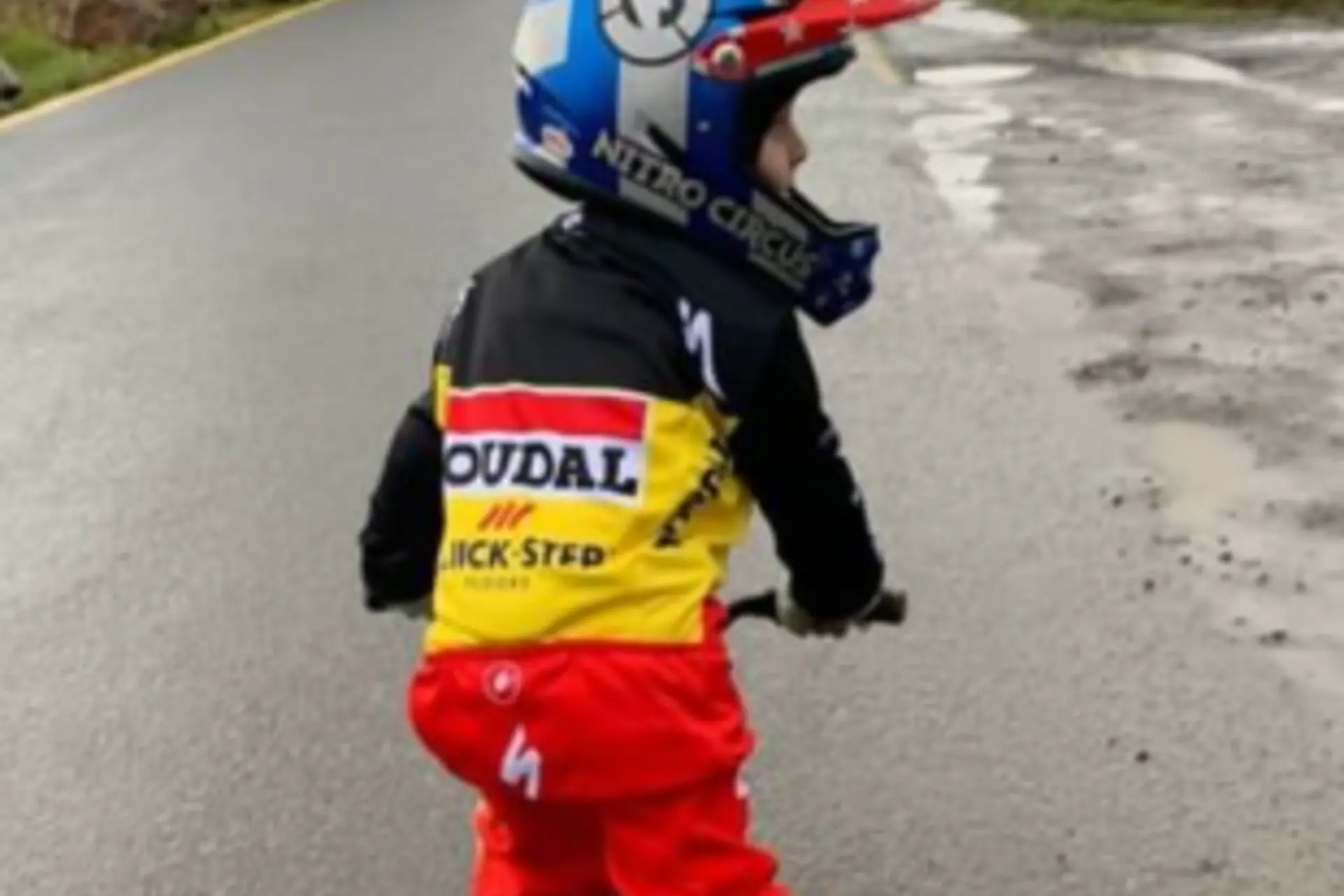 O filho de Romain Bardet passeia com a camisola que Remco Evenepoel lhe ofereceu.
