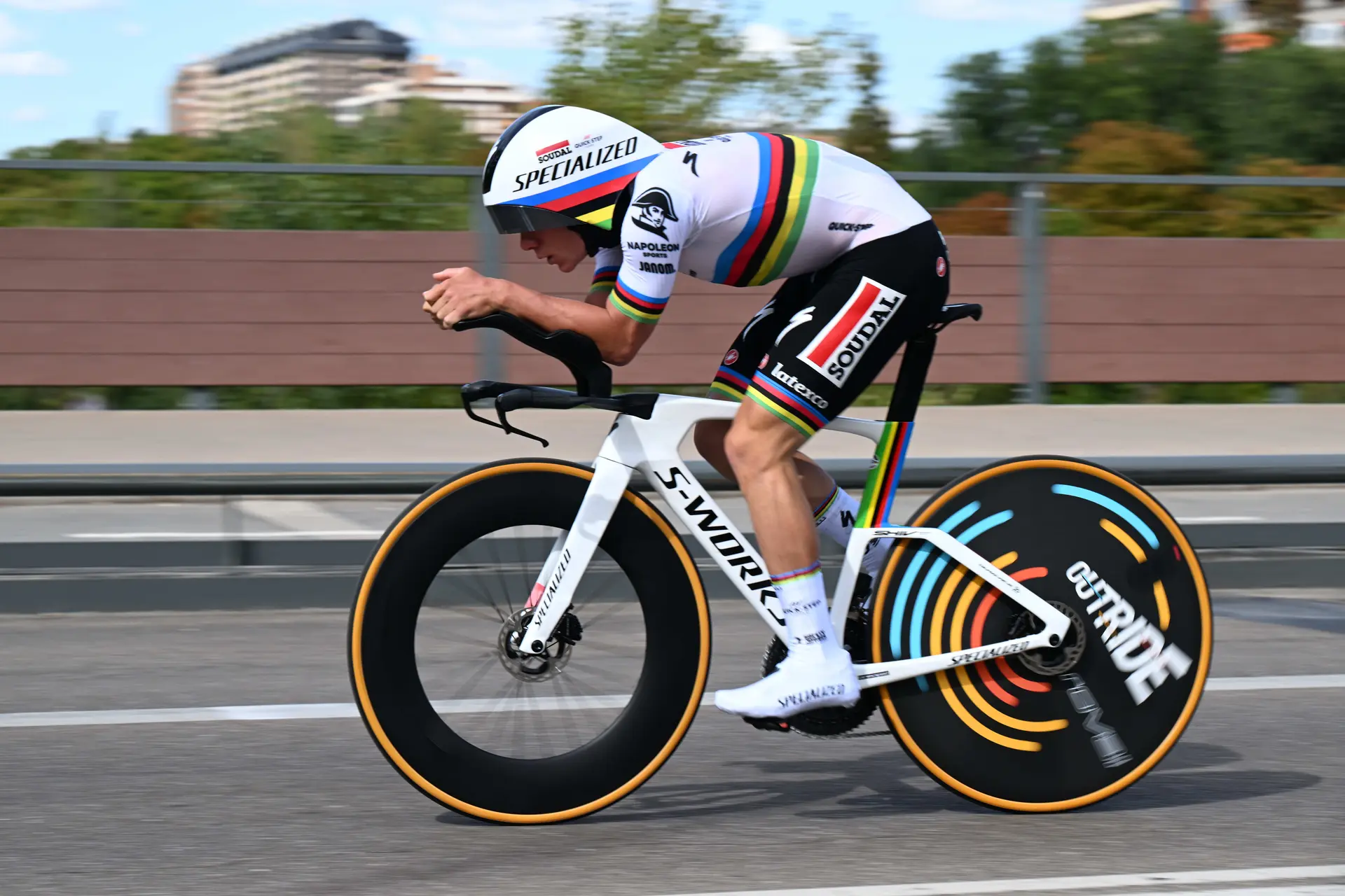 Remco Evenepoel dispara sobre a UCI depois de proibirem o capacete de contrarrelógio Specialized TT5: "Querem brincar com os nossos tomates"