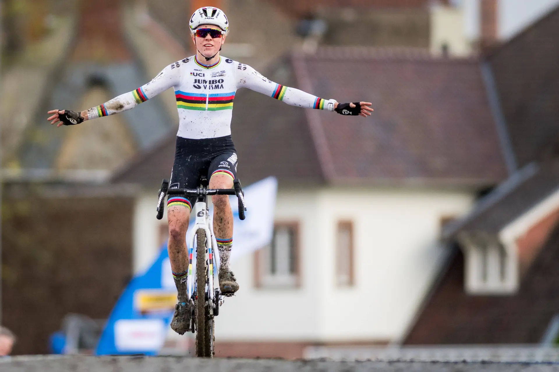 Fem van Empel supera as preocupações com a lesão no joelho e vence em Koksijde