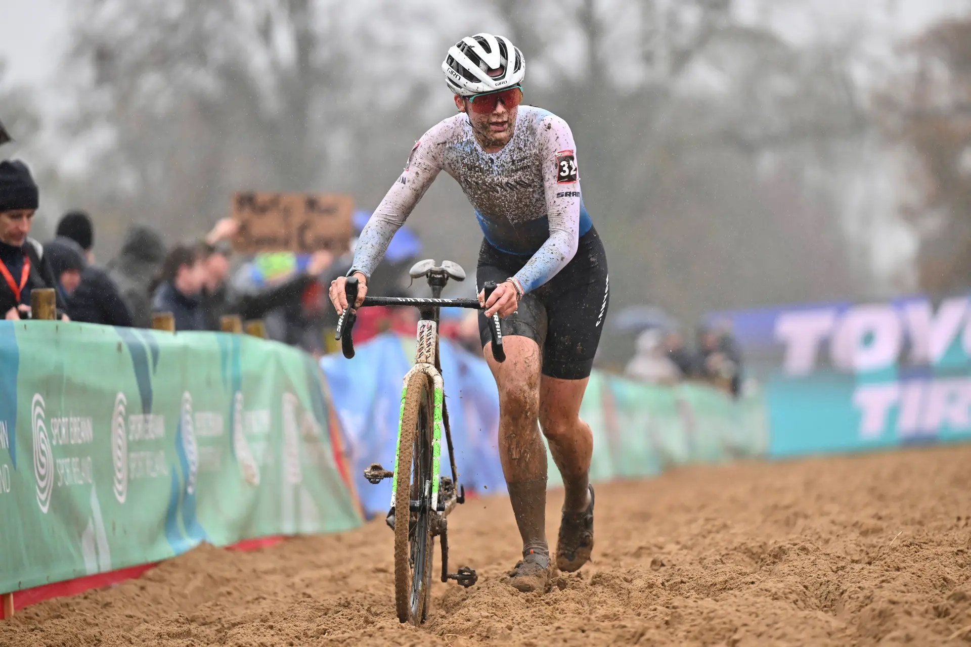 Zoe Bäckstedt vence festa da lama de Gullegem: "Estou coberta de lama da cabeça aos pés, é disso que eu gosto"