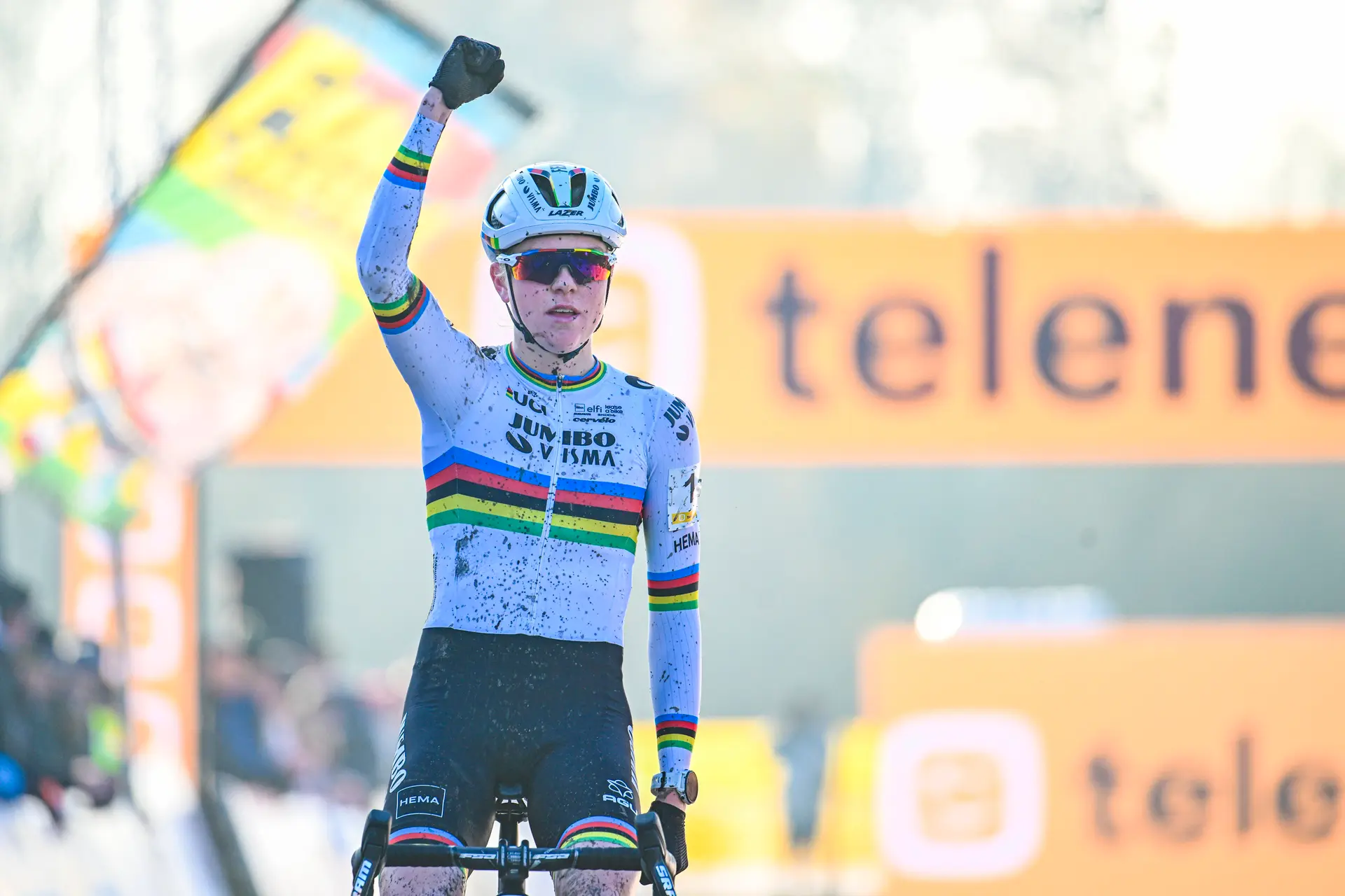 Fem van Empel vai ao limite e sagra-se campeã europeia de ciclocrosse em pódio total para os Países Baixos
