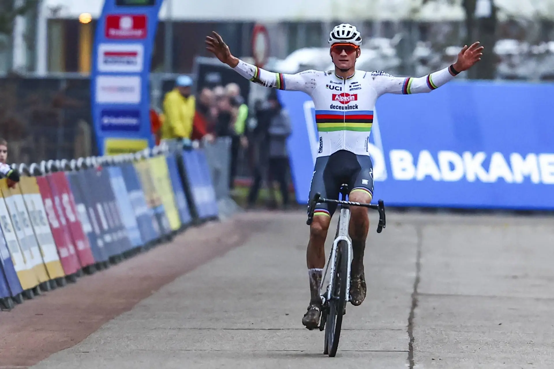 Mathieu van der Poel termina a preparação para o Campeonato do Mundo com uma vitória explosiva em Hoogerheide, Eli Iserbyt vence a Taça do Mundo