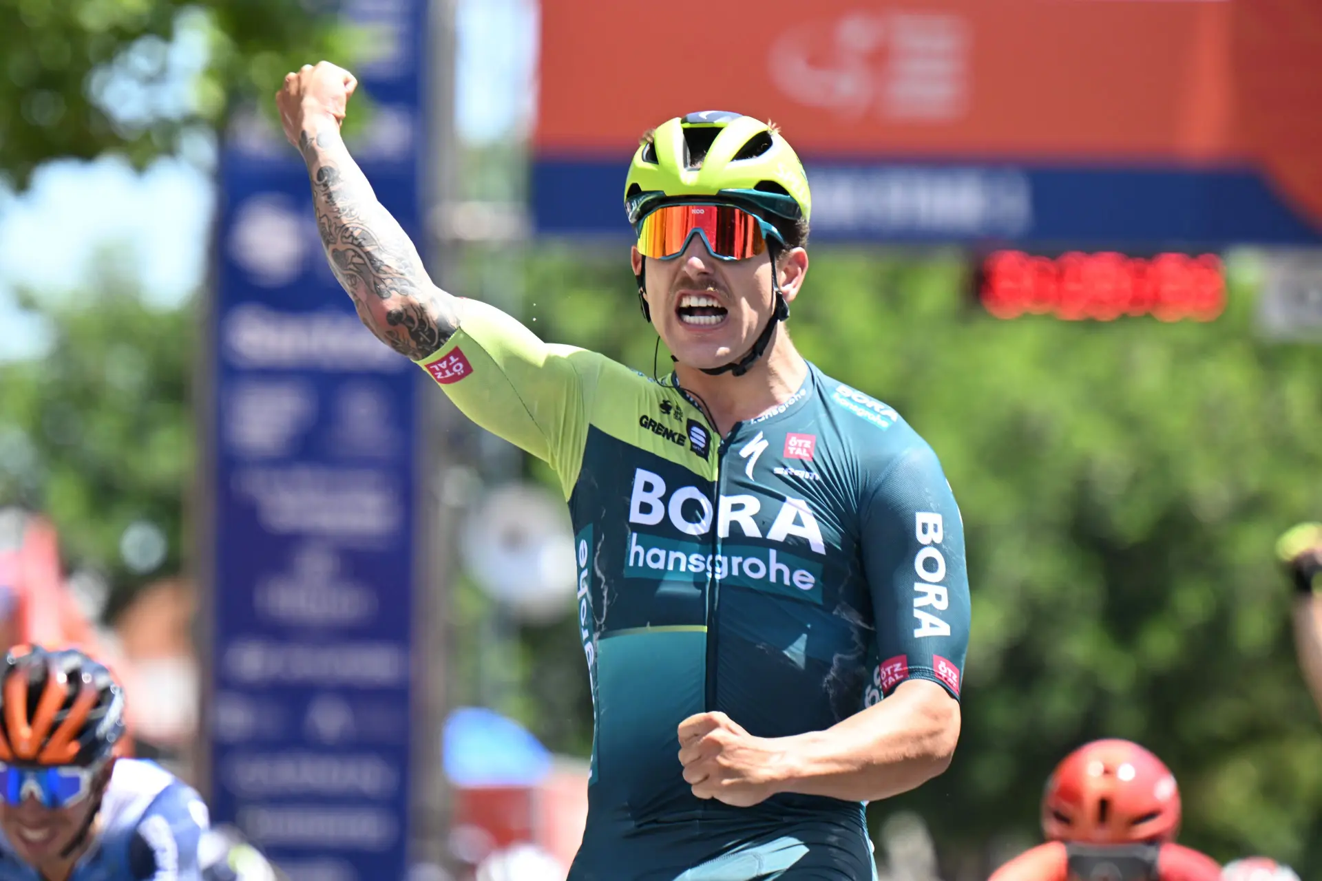 Tour Down Under: Sam Welsford wins opening sprint stage and takes over ochre jersey
