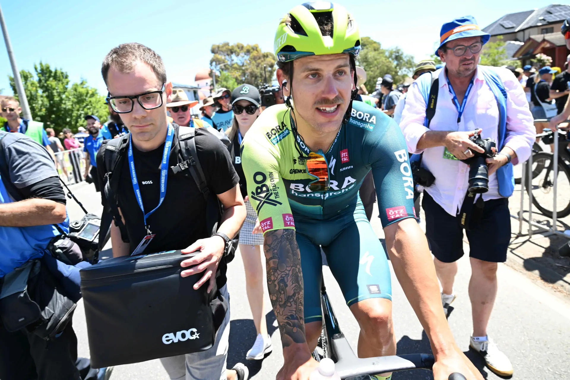 Sam Welsford continua de azul um dia depois de ter completado o seu "hat-trick" no Tour Down Under